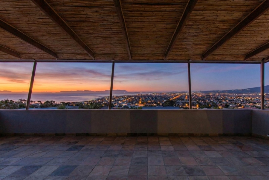 To Let 4 Bedroom Property for Rent in Mountainside Western Cape